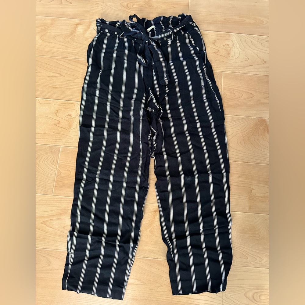🦋 3/$9 H&M paper bag pants black and white vertical stripes size 6